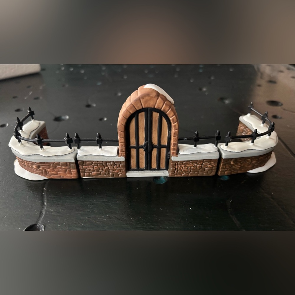 Department 56 - ‘Churchyard Gate and Fence’